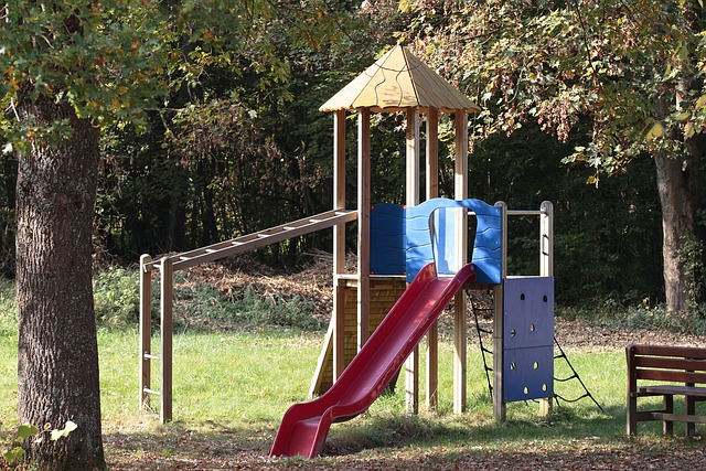 dětské hřiště se skluzavkou